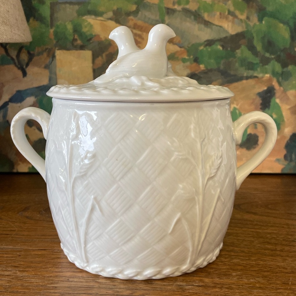Rare Gourmet (Embossed) by ROYAL WORCESTER Bean Pot & Lid Oven Safe Doves 1983